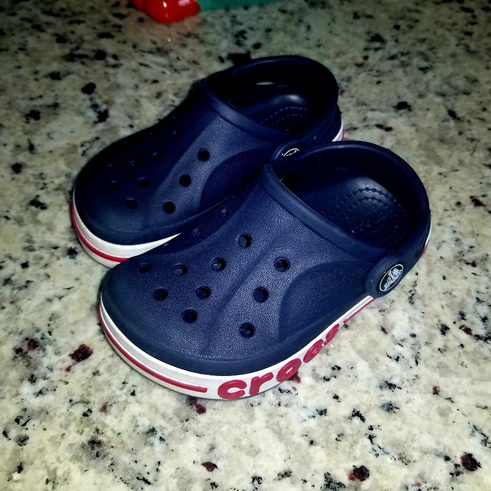 LIKE NEW TODDLER BOYS CROCS SIZE 8